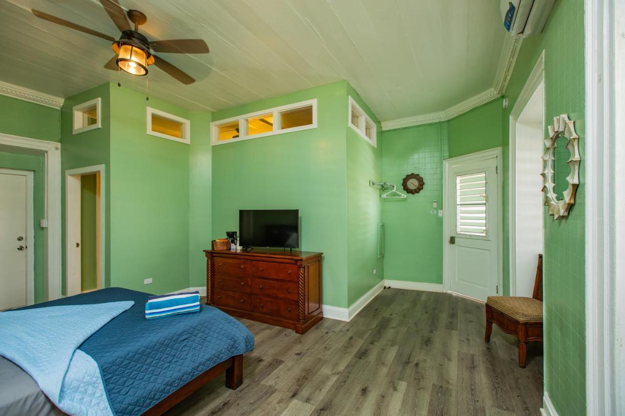 Hotel Victoria House Frederiksted Esterno foto