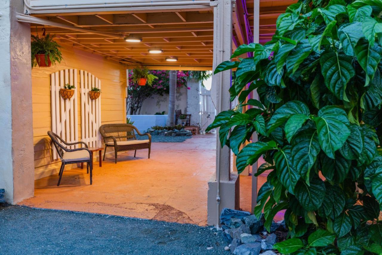 Hotel Victoria House Frederiksted Esterno foto