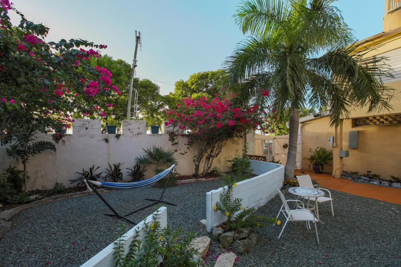 Hotel Victoria House Frederiksted Esterno foto